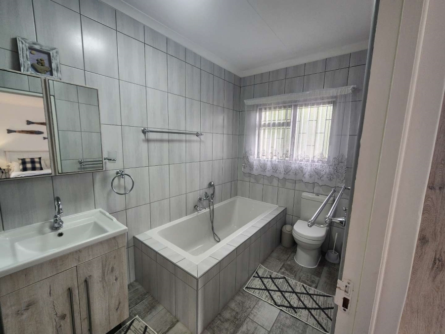 5 Bedroom Property for Sale in Fraaiuitsig Western Cape